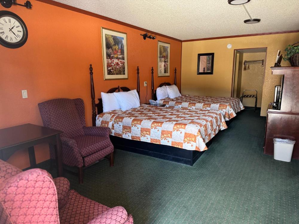 Queen Room with Two Queen Beds - Non-Smoking interior