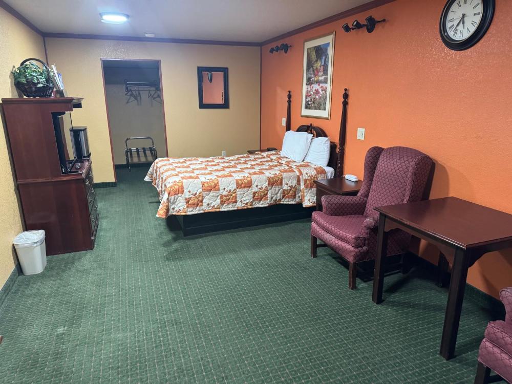 Queen Room - Non-Smoking interior